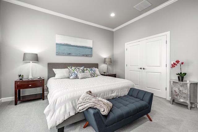 carpeted bedroom featuring visible vents, recessed lighting, a closet, crown molding, and baseboards