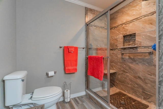 78 Altakima Cir, Cherokee Village, AR 72529 - full bath featuring a stall shower, toilet, crown molding, and baseboards