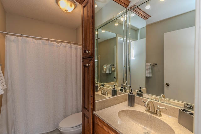 full bathroom with curtained shower, toilet, and vanity