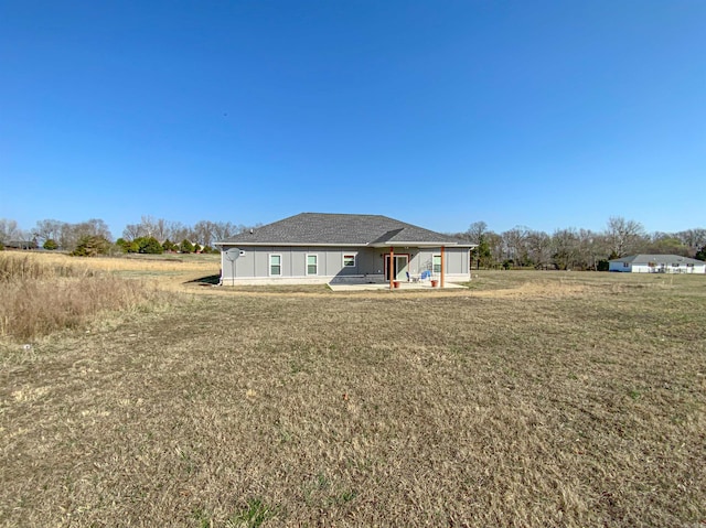 view of front facade featuring a front lawn