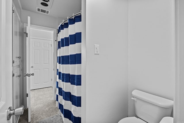 full bathroom with visible vents, toilet, and a shower with shower curtain