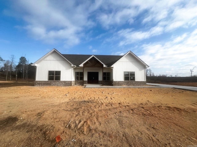 view of modern farmhouse style home