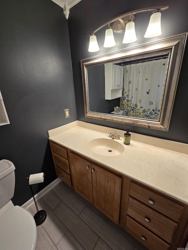 bathroom featuring wood finish floors, a shower with curtain, toilet, and vanity