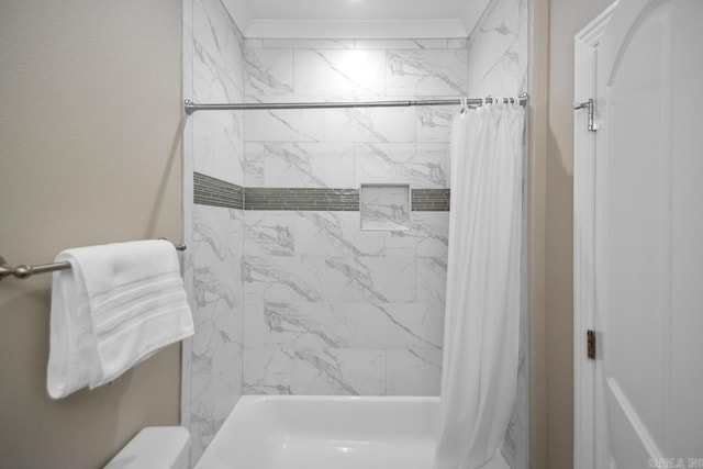 full bath featuring toilet, shower / tub combo with curtain, and crown molding