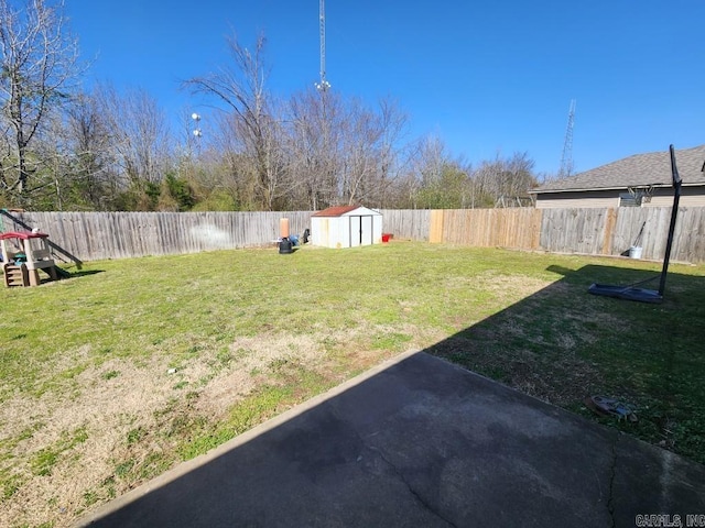 view of yard featuring an outdoor structure, a storage unit, and a fenced backyard