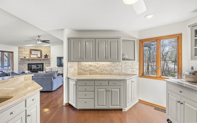 kitchen with dark wood finished floors, visible vents, a ceiling fan, and gray cabinets