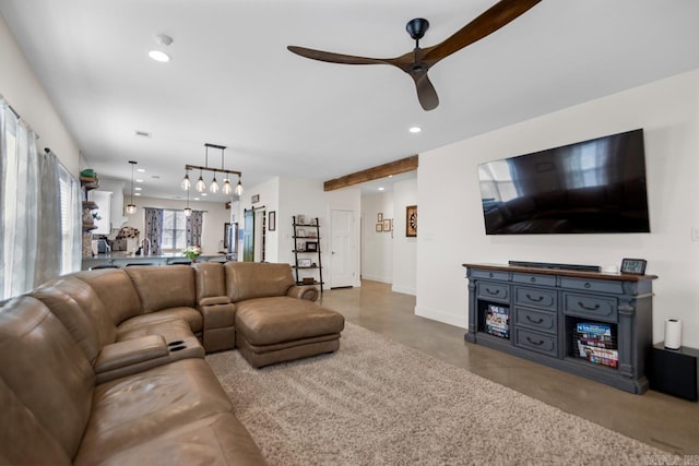 living room featuring recessed lighting, baseboards, concrete flooring, and ceiling fan