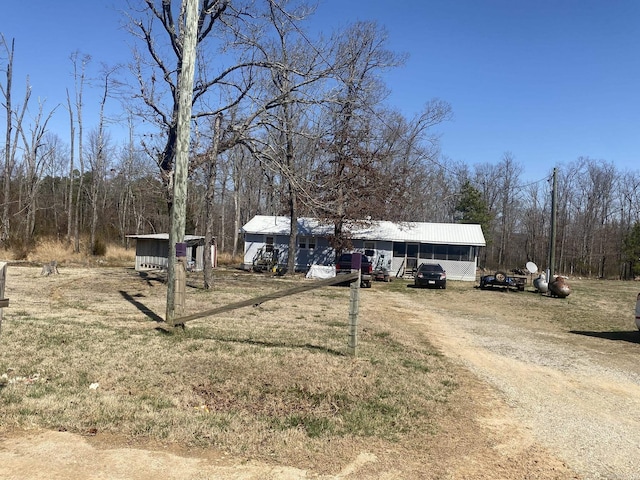 view of yard featuring driveway