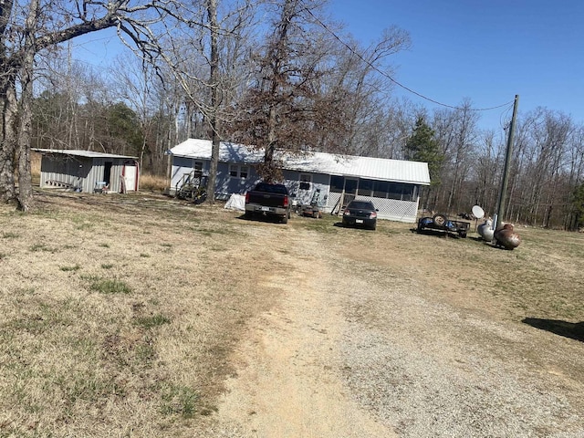 view of yard featuring an outdoor structure