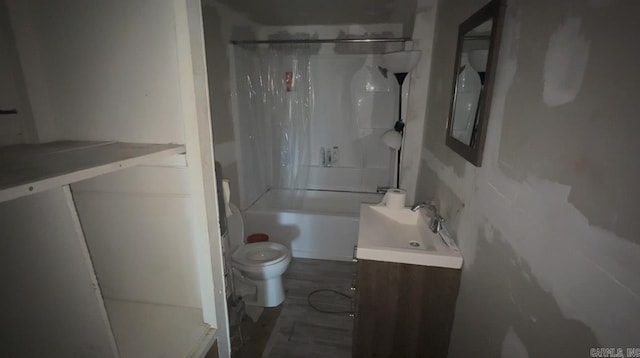 bathroom featuring wood finished floors, toilet, shower / bath combo, and vanity