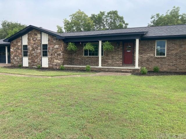 view of front of property featuring a front yard