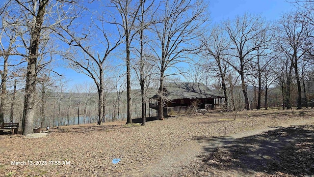 view of yard featuring a forest view