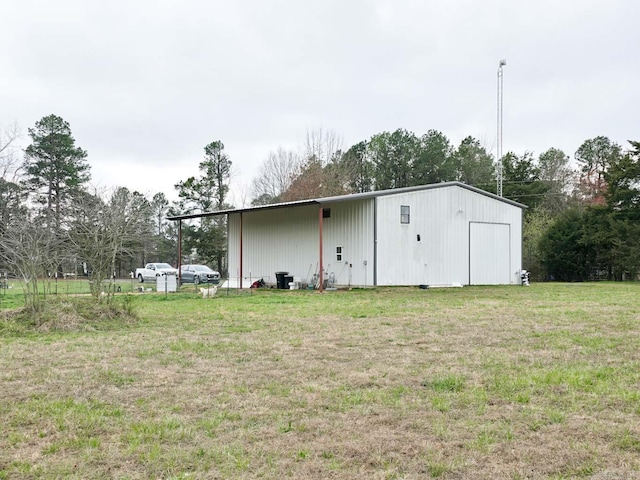 view of pole building featuring a yard