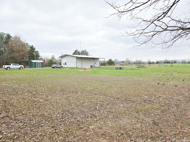 view of yard featuring an outbuilding