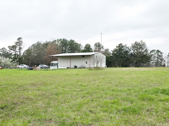 view of yard with an outbuilding