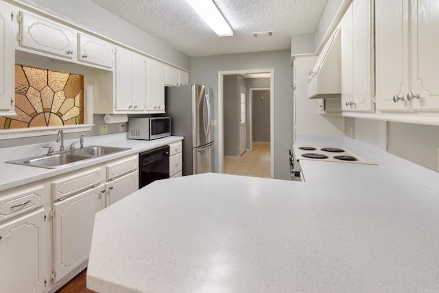 kitchen featuring a sink, stainless steel appliances, visible vents, and white cabinetry