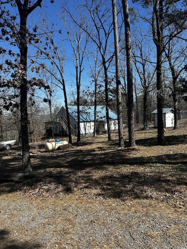 view of yard with an outdoor structure