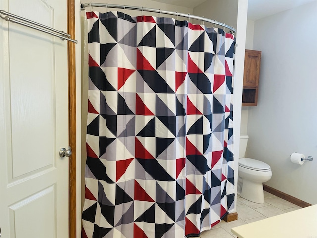 full bathroom featuring tile patterned flooring, curtained shower, toilet, and baseboards