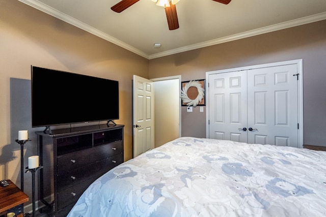 bedroom featuring crown molding, a closet, and ceiling fan