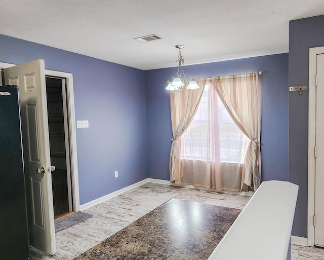 dining room featuring visible vents, baseboards, and an inviting chandelier