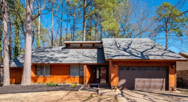 view of front of property featuring a garage and driveway