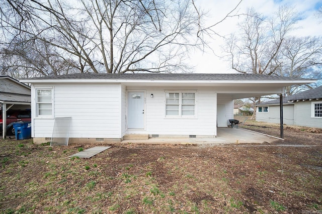 ranch-style house featuring crawl space, entry steps, and a shingled roof