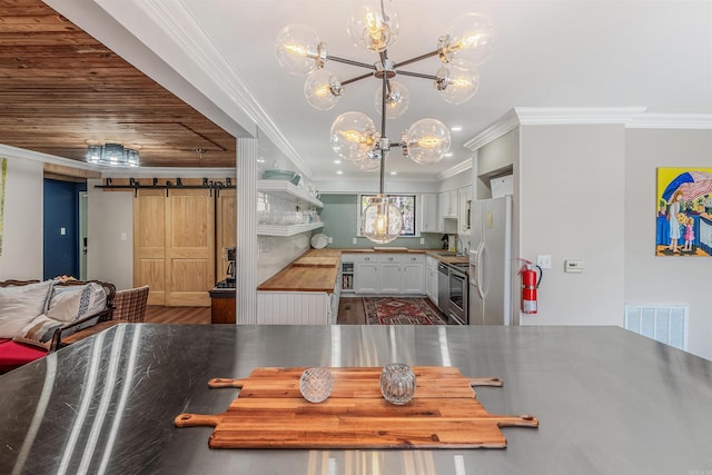 dining space with visible vents, dark wood-type flooring, crown molding, and an inviting chandelier