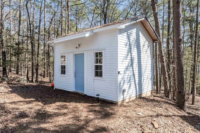 view of outdoor structure featuring an outbuilding