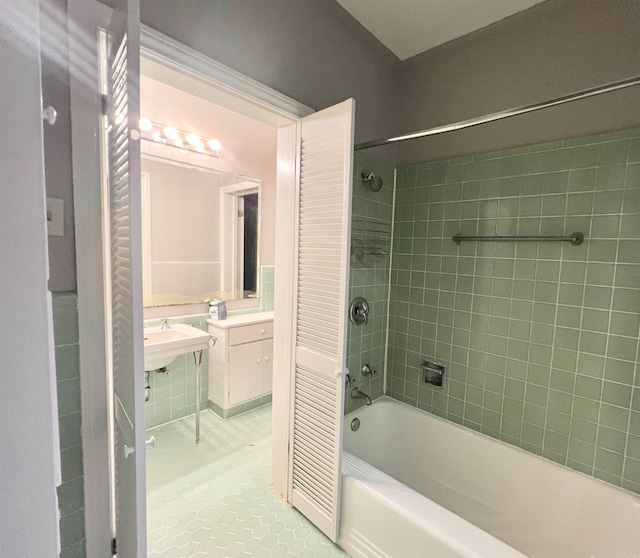 full bath featuring shower / washtub combination