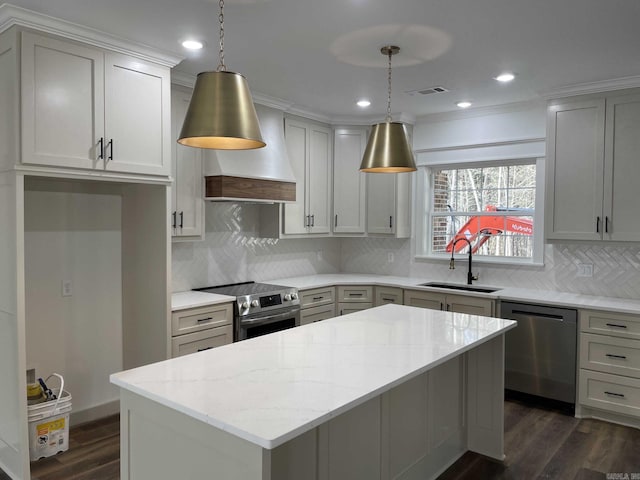 kitchen with dark wood-style floors, visible vents, a sink, custom range hood, and appliances with stainless steel finishes