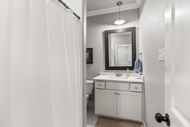 full bathroom featuring toilet, vanity, a shower with curtain, and ornamental molding