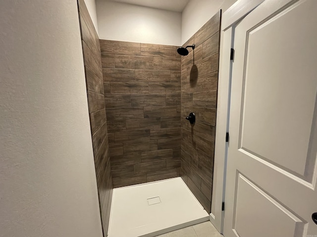 bathroom featuring a tile shower