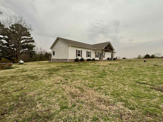 view of front of property with a front lawn