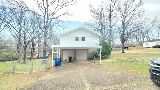 view of front facade featuring a front yard and fence