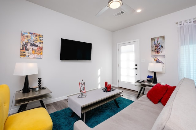 living area featuring visible vents, baseboards, ceiling fan, recessed lighting, and wood finished floors