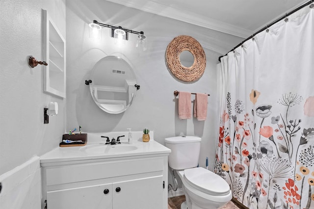 full bath featuring visible vents, curtained shower, crown molding, toilet, and vanity