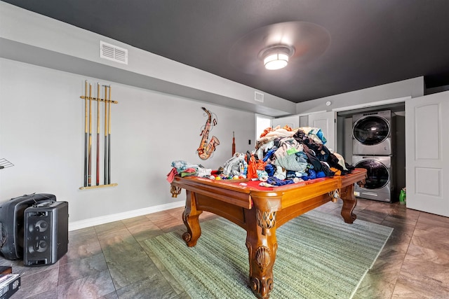 rec room featuring visible vents, baseboards, stacked washer and dryer, and billiards