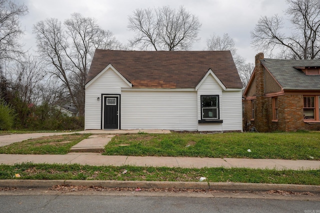 view of front of property featuring a front lawn