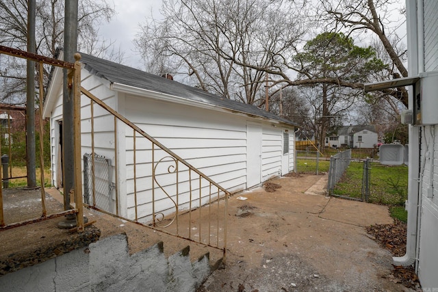 view of outdoor structure featuring an outdoor structure, a gate, and fence