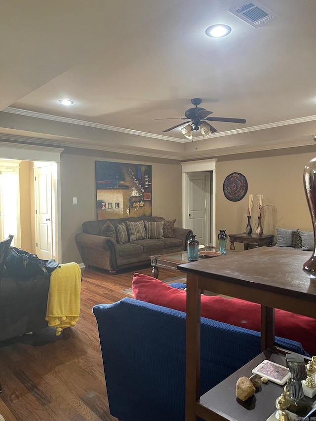 living area with visible vents, ornamental molding, a ceiling fan, wood finished floors, and recessed lighting