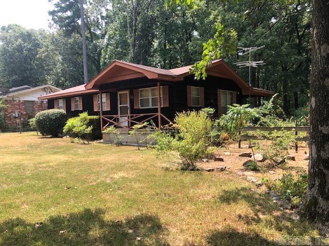 single story home with a front yard