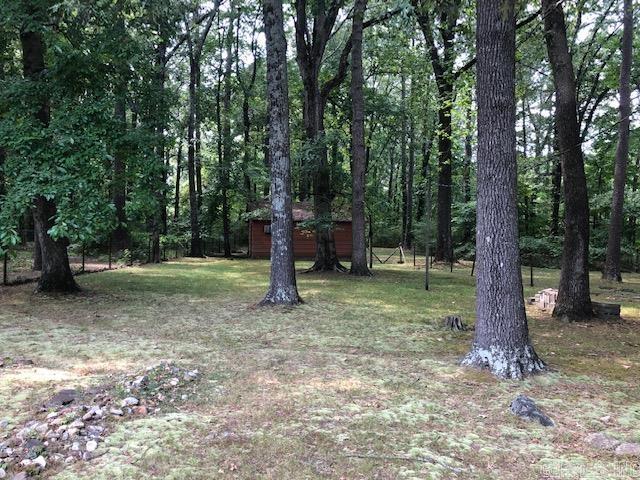 view of yard featuring an outbuilding