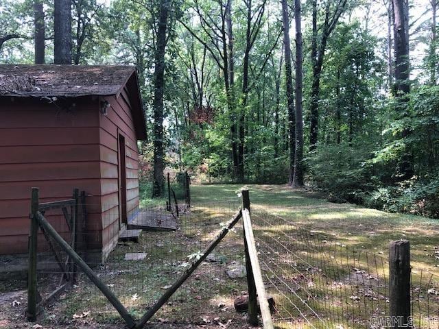 view of yard featuring an outdoor structure