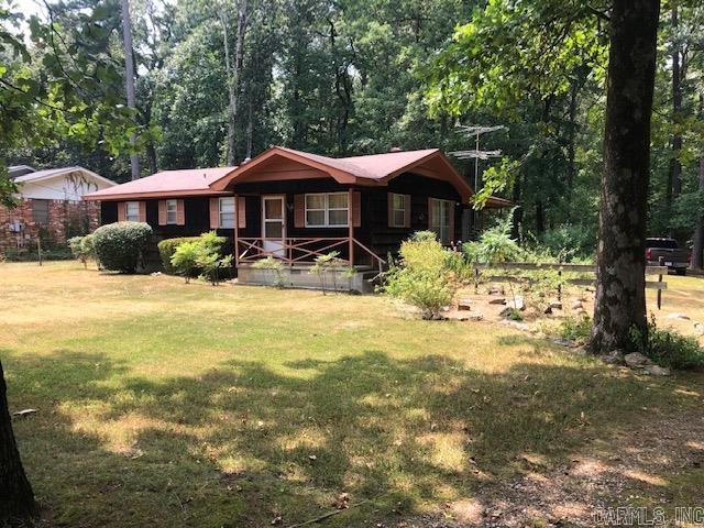 view of front of house with covered porch and a front lawn