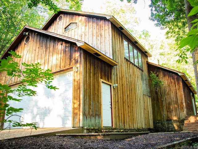 view of outdoor structure featuring an outbuilding