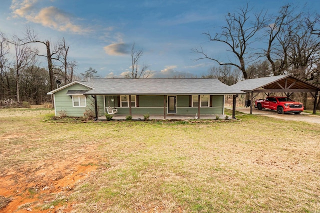 view of front of property featuring covered porch, driveway, and a front lawn