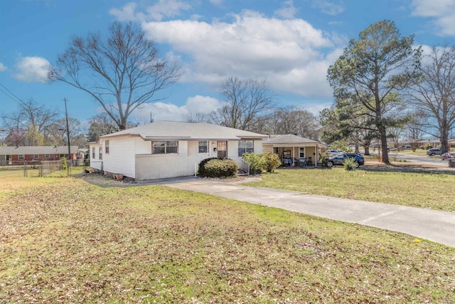 single story home featuring a front yard and fence