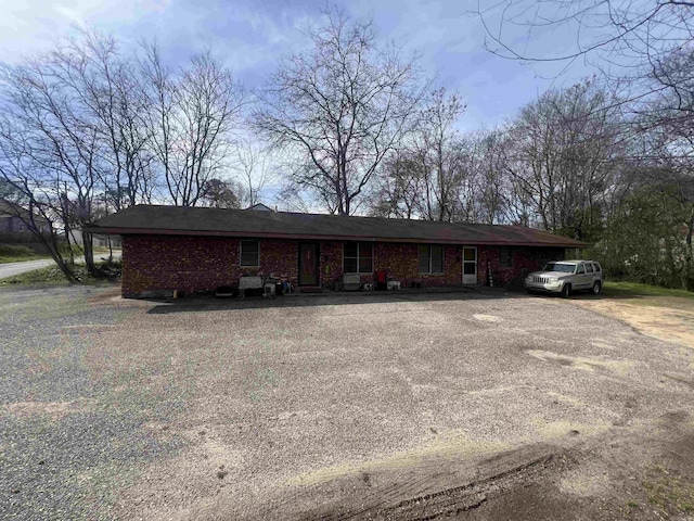 ranch-style house featuring driveway