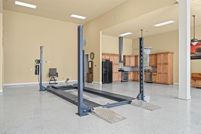 1601 Marion Anderson Rd, Hot Springs, AR 71913 - workout area featuring visible vents, a high ceiling, and baseboards