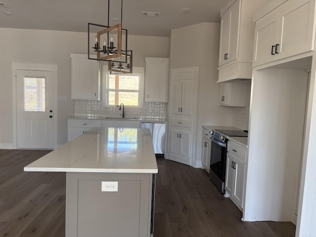 kitchen featuring visible vents, a center island, an inviting chandelier, stainless steel appliances, and a sink